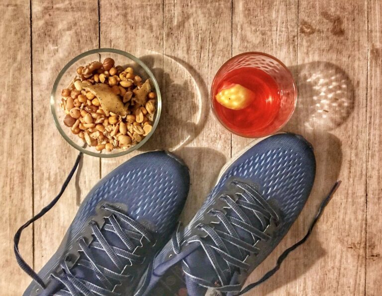 Un paio di scarpe e del cibo